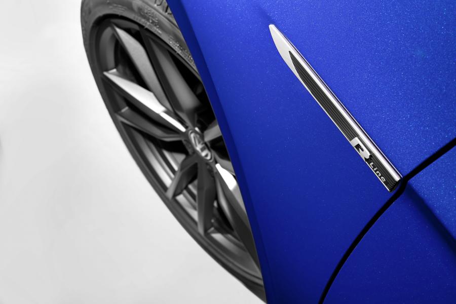 Детали экстерьера Volkswagen Passat R-Line Variant (B8) 2019 года  (WW) (фото 2 из 49)